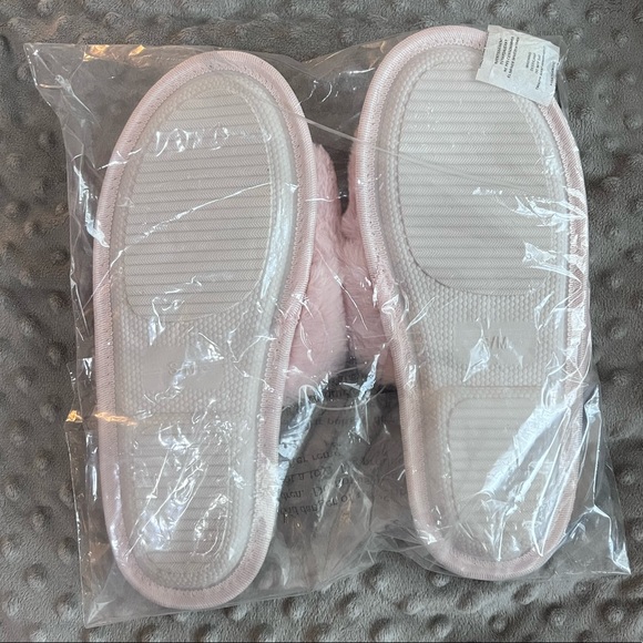NWTs pink fuzzy slippers - Picture 3 of 3